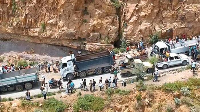 سائقو الشاحنات يهددون بالإضراب التام إذا استمرت جبايات نقاط الإخوان في طريق تعز