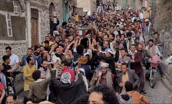 أبناء إب يشيعون الشهيد "المكحل" ويرددون هتافات "الحوثي عدو الله"