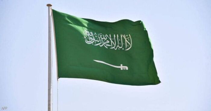 السعودية توجه بتمديد صلاحية الإقامة وتأشيرة الخروج والعودة آلياً دون مقابل