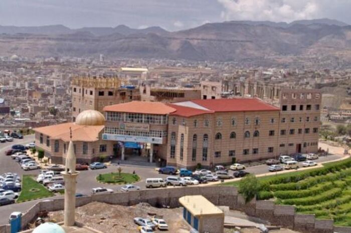 قيادي حوثي وأكاديمي بجامعة صنعاء يعتدي بالضرب والشتم على طالب