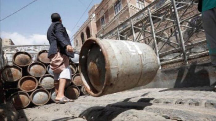 بعد ابتزاز الاهالي باسم المولد النبوي.. أزمة خانقة لمادة الغاز المنزلي في المناطق الخاضعة للحوثيين