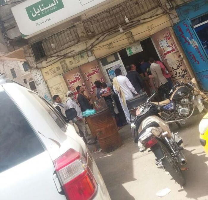 صنعاء.. طوابير طويلة أمام الأفران تنبئ عن أزمة خبز
