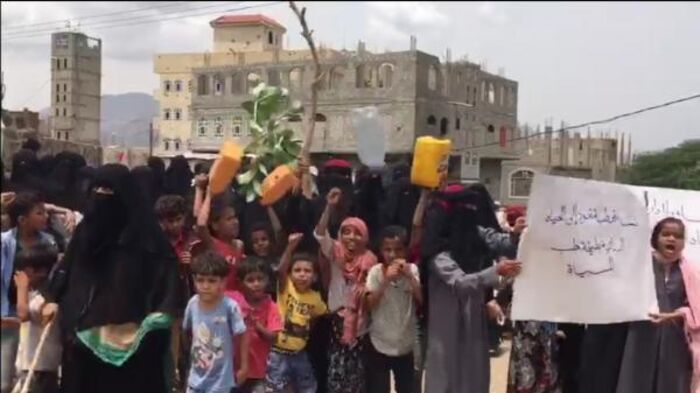 سكان ونازحو قعطبة ينفذون وقفة احتجاجية تنديدا بفشل السلطة المحلية ويطالبون بتوفير المياه