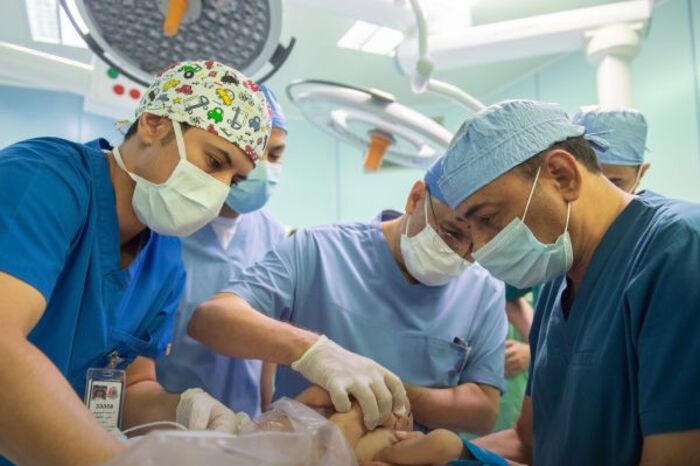 الرياض.. نجاح عملية فصل توأم طفيلي يمني
