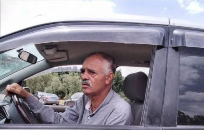 أكاديمي بارز في جامعة صنعاء يتحول إلى سائق باص