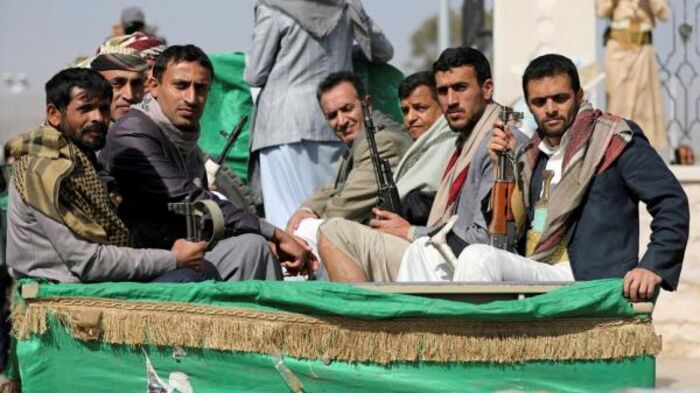 مليشيا #الحوثي تعدم شيخا قبليا أمام زوجته في #عمران