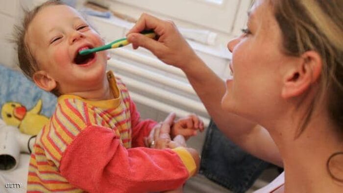 ما هو السن الأنسب للبدء بتنظيف أسنان الأطفال؟