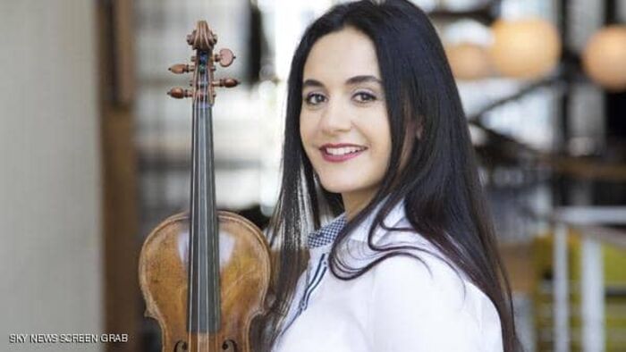 مونية رزق الله.. مغربية تعشق الكمان و"تتنفس" الموسيقى