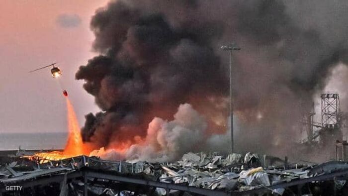 اللبنانيون يعتبرون استقالة حكومة "دياب" غير كافية ويرفعون شعار "كلن يعني كلن"