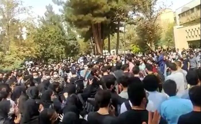 المظاهرات الشعبية تضيّق الخناق على النظام الإيراني