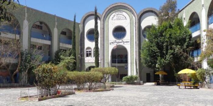 بعد ايام على تهديد مديرته.. قيادي حوثي رفقة مسلحين اقتحم مجمع السعيد التربوي في إب واعتدى على مسؤولة الأنشطة