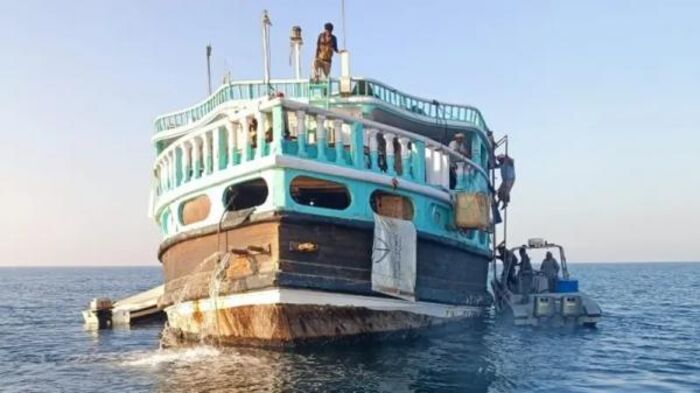 البحرية الأمريكية تسلم قوات خفر سواحل المهرة سفينة تهريب "البنادق الهجومية"