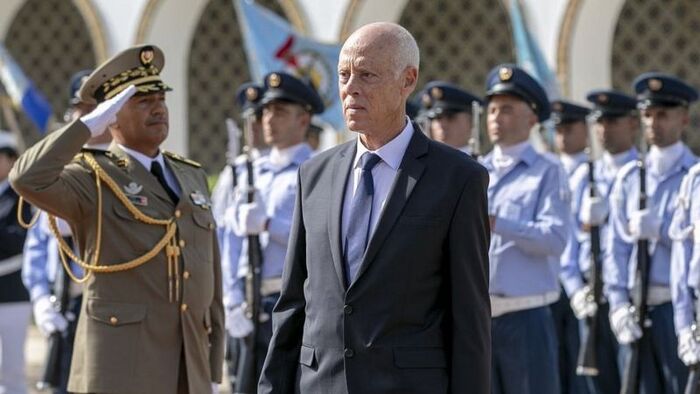 احتجاجات شعبية عنيفة.. الرئيس التونسي يقيل رئيس الوزراء ويجمد البرلمان والغنوشي يتهمه بالانقلاب