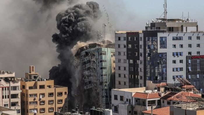 مع انبطاح الأعراب.. إسرائيل تدمر مبنى سكنيا يضم مقار وسائل إعلام عالمية.. وشوارع أوروبية تثور غضبا "تفاصيل+صورة"