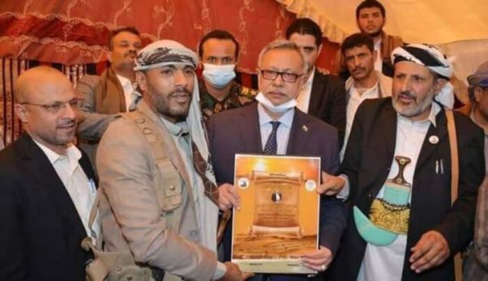 مليشيا الحوثي تكرم قيادياً في القاعدة أسهم بشكل كبير في حشد عناصر التنظيم للقتال معها (صورة)