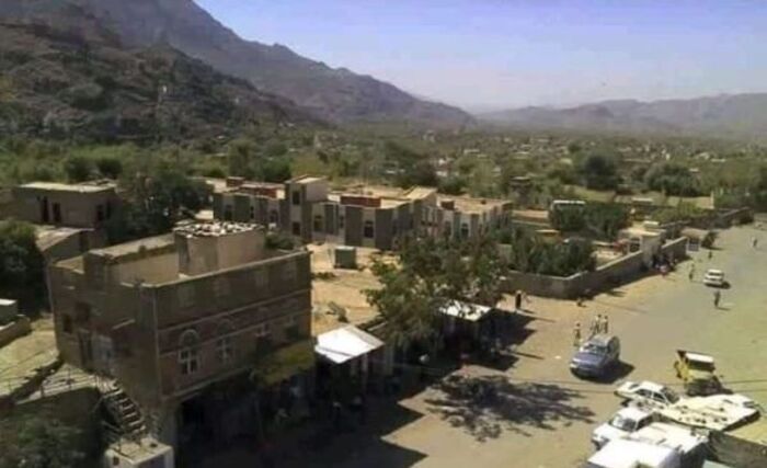الحوثيون يهجرون سكان قرى مقبنة المحاذية لجبل رأس وتفخخ المنازل
