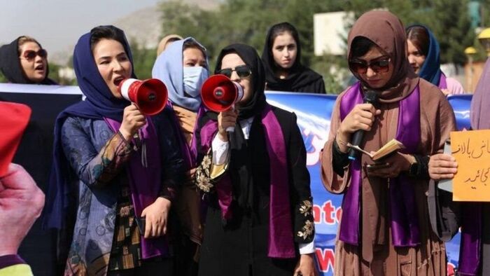 #‏طالبان تفض مظاهرة نسائية في كابل طالبت بحقوق #المرأة