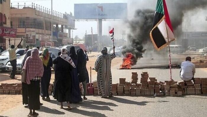 السودان.. عصيان مدني والأمن يطلق الغاز المسيل للدموع على المتظاهرين