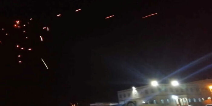 اظهرهم فيديو.. هجوم بالاسلحة الرشاشة على الديوان الاميري القطري اعتراضا على القانون الانتخابي