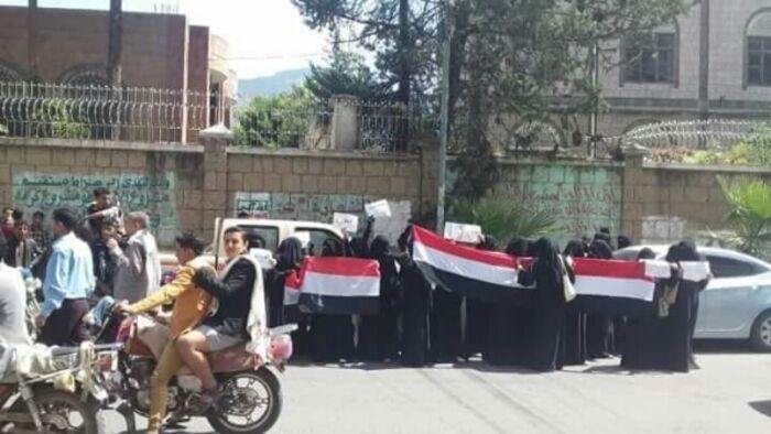 حرائر صنعاء تقود ثورة جياع وهروات الحوثي تواجهها