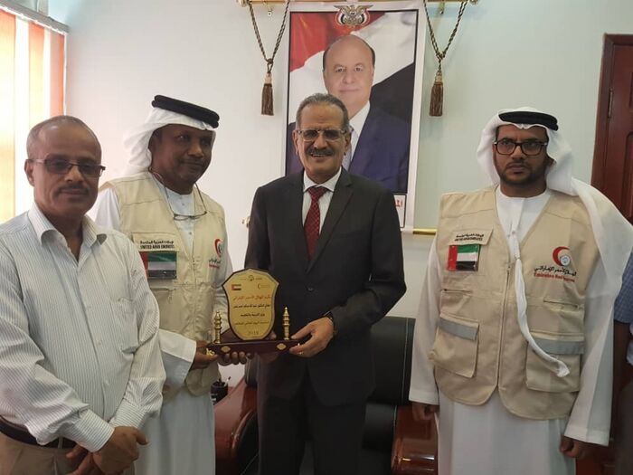 بتمويل إماراتي.. وزير التربية يدشن مشروع الزي المدرسي والحقيبة والسلة الغذائية للمعلمين