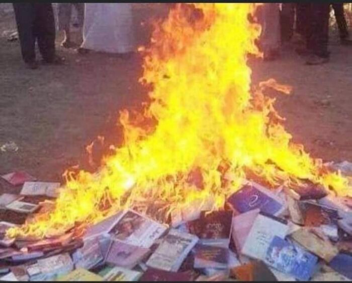 الحوثيون يحرقون أحد اشهر مكتبات اليمن الفكرية والثقافية "صور"