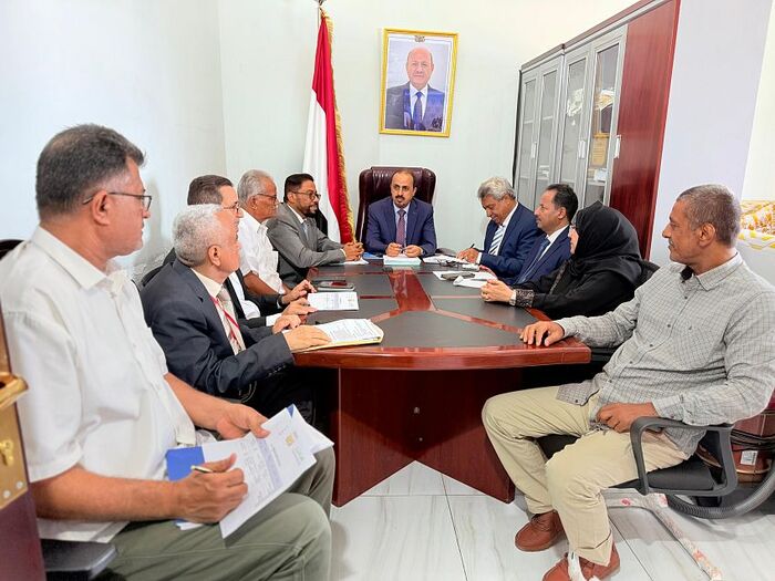 الإرياني يرأس اجتماعاً وزارياً بعدن ويوجه بإعادة بث إذاعة تعز وتوسيع الصحف الرسمية وإنعاش السياحة