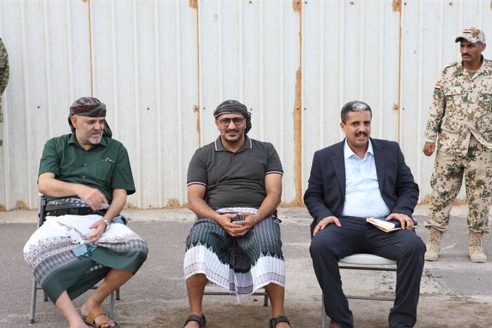صورة: العميد طارق صالح يستقبل محافظ تعز ويشيد بالدور الريادي لأبناء المحافظة في مقارعة الكهنوت الحوثي