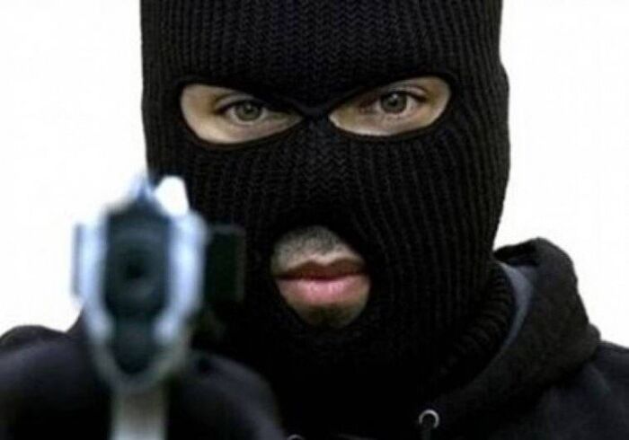 عصابة مسلحة تسطو على مليار ريال لبنك في عدن