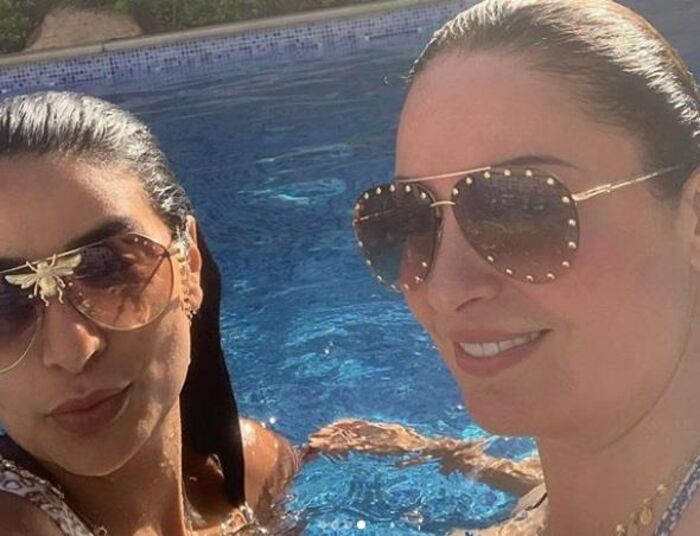 صور: نرمين الفقي تنشر صورها وصديقتها في "حمام سباحة"