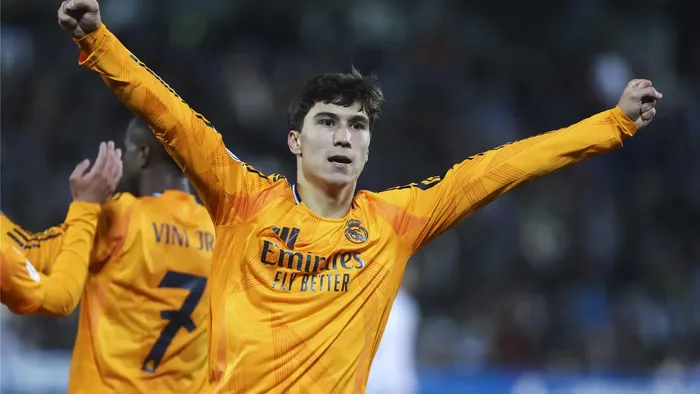 جارسيا يحصل على الرقم 9 في ريال مدريد بعد انتقال مبابي إلى القميص 10