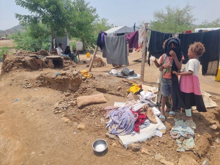 وفاة نازح مسن جوعاً في عبس ليرتفع حصيلة الضحايا إلى 3 نازحين في اقل من شهرين