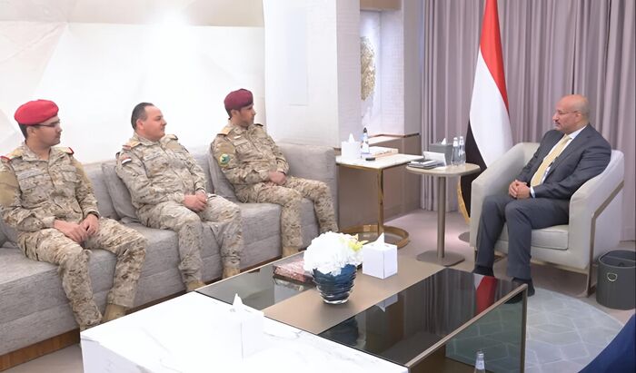 طارق صالح وبن عزيز يستعرضان جاهزية القوات المسلحة