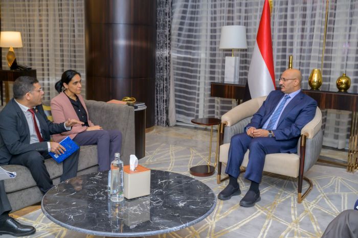 طارق صالح والسفيرة البريطانية يبحثان تحديات السلام في ظل تنصل الحوثيين عن الالتزامات