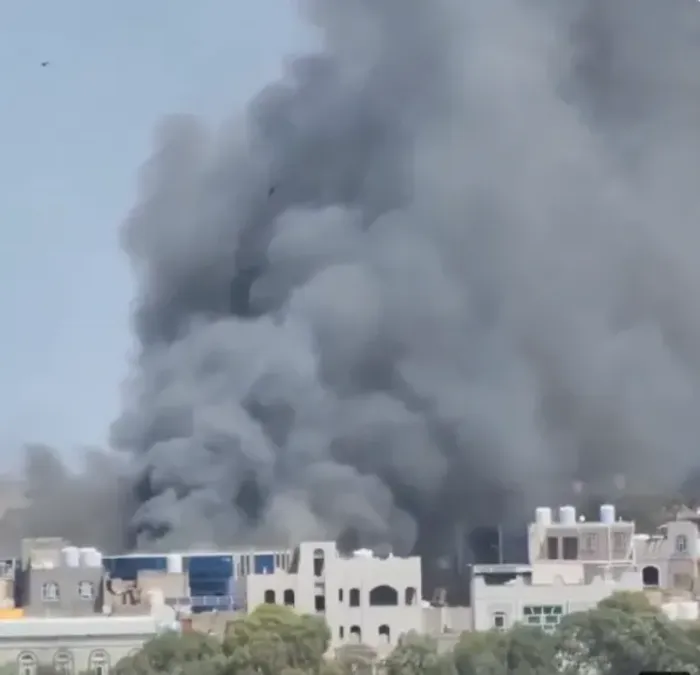 حريق هائل يلتهم سوق الصامت في إب ويسبب خسائر مادية كبيرة وسط أنباء عن إصابات