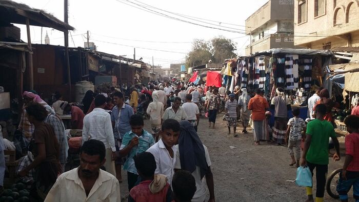 الكوكباني يخرج بمجاميع مسلحة ويفرض زوج ابنته مديرا لشرطة الخوخة