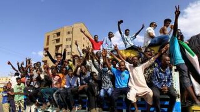 السودان.. دعوات لمظاهرات مليونية اليوم الأحد وارتفاع عدد قتلى المواجهات إلى 40