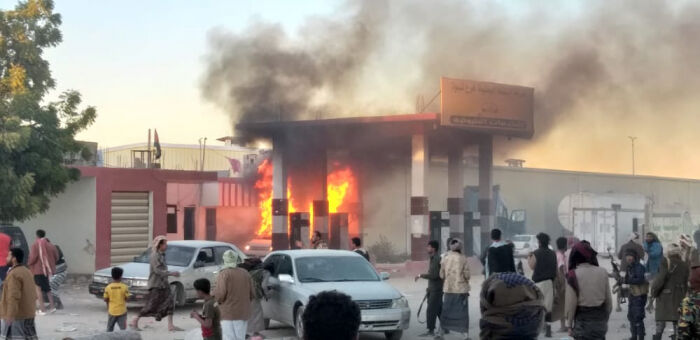 صورة | حريق هائل يلتهم محطة وقود في #شبوة