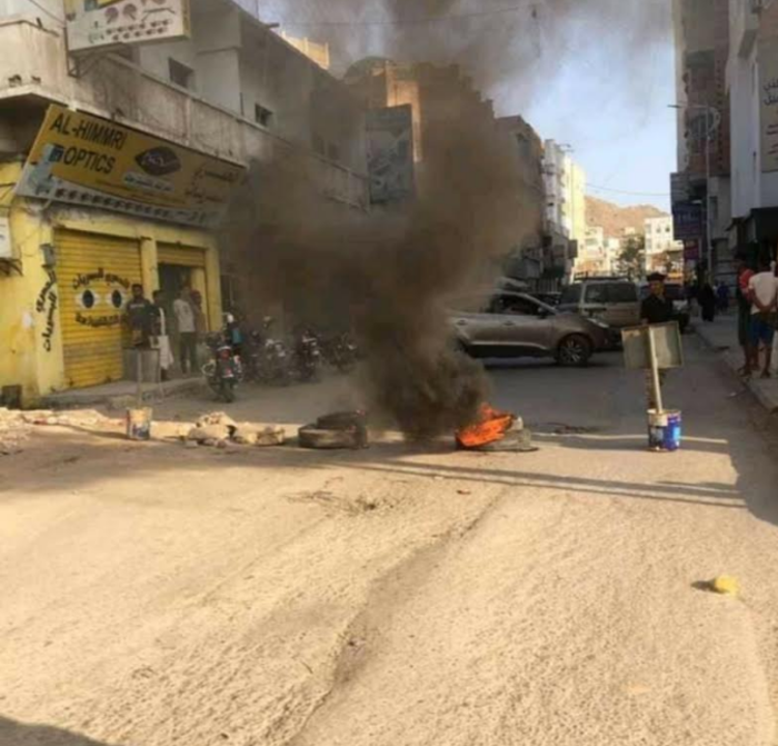 محتجون غاضبون يغلقون الشوارع في حضرموت
