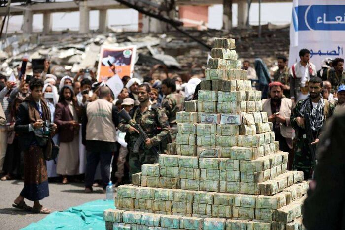 استعادة الأموال» تفضح الحوثي.. 20 قيادياً ينهبون المصارف
