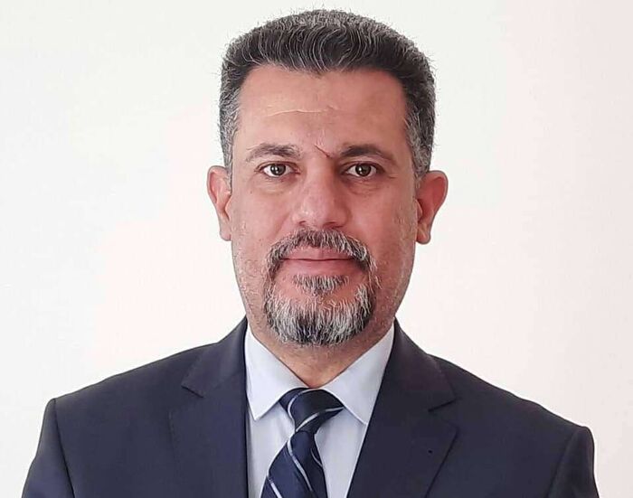 أكاديمي يتعرض للاعتداء في صنعاء وتدمير سيارته