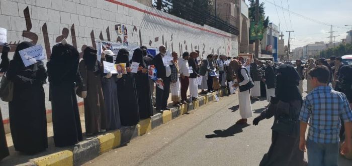 نادي المعلمين اليمنيين ينظم وقفة احتجاجية أمام مكتب النائب العام بصنعاء
