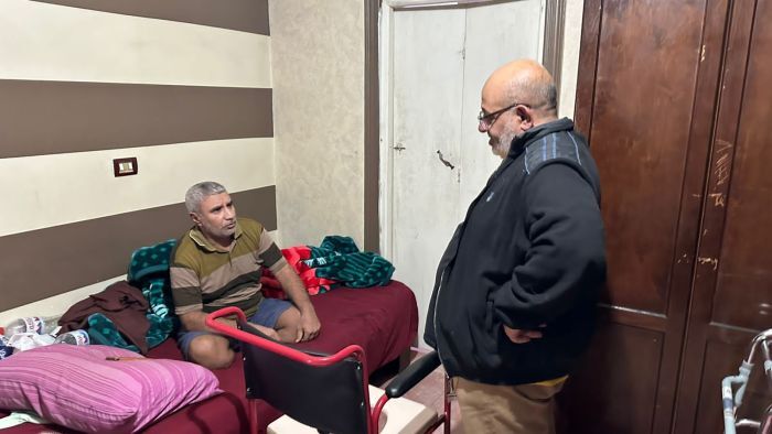 وفد من المقاومة الوطنية يتفقد الجرحى في مشافي القاهرة