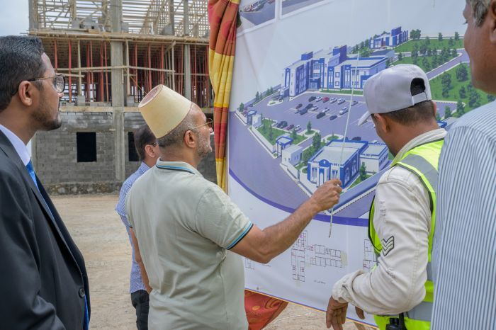فيديو| طارق صالح يتفقد سير العمل في مشروعَي مستشفى الخوخة المركزي ومركز الإنزال السمكي