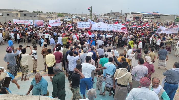 حشود جماهيرية في الخوخة تندد بإغلاق الحوثيين للطرق واستهداف أرزاق الصيادين