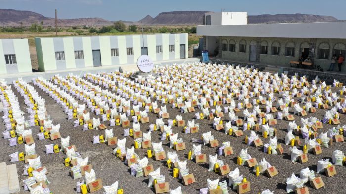 بدعم من هلال الإمارات.. الخلية الإنسانية تقدّم مساعدات غذائية في ريف المخا
