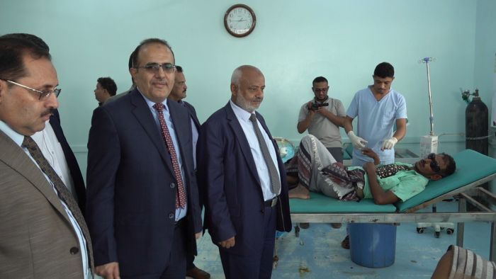 الحديدة.. وزير الصحة يتفقد المرافق الصحية ويوجه بإعادة تشغيل مركز الغسيل الكلوي
