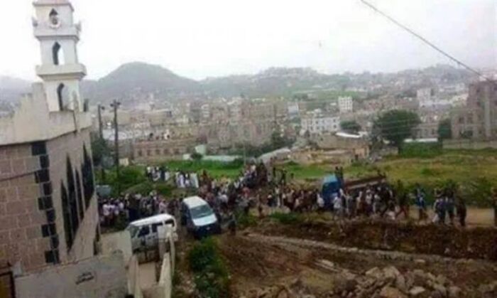 مليشيا الحوثي تعتدي على مقبرة تاريخية في جبلة بإب