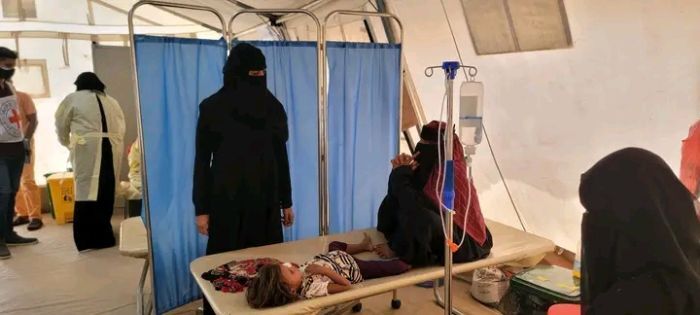 مستشفى حيس: نقدم الخدمات الصحية يومياً لـ15 حالة مشتبهة بالكوليرا