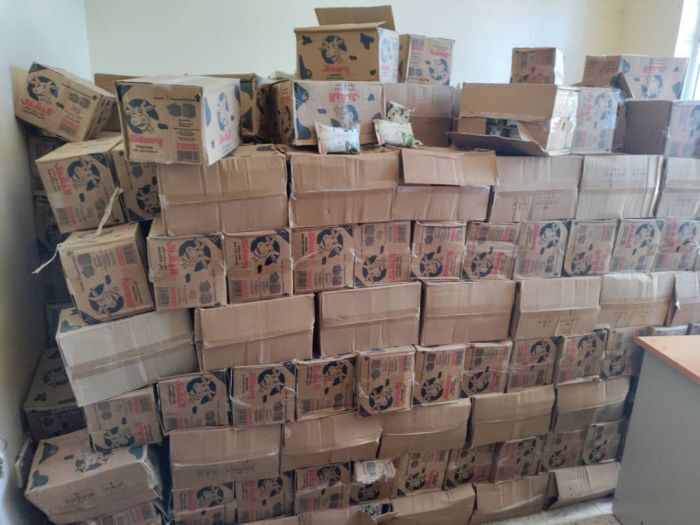 المخا.. مكتب الصناعة يضبط كمية من المواد الاستهلاكية منتهية الصلاحية
